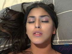 Enthousiasteling, Bruinharig, Voetbeurt, Vriendin, Handbeurt, Zoenen, Orgasme, Gezichtspunt