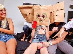 Grosse bite, Gros seins, Sucer une bite, Collège université, Dortoir, Hard, Maigrichonne, Nénés