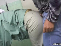 Asiatique, Sucer une bite, Brunette brune, Japonaise, Naturelle, Orgasme, Public, Toilettes