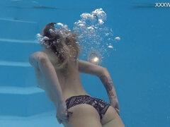 Amateur, Rubia, Ex novia, Piscina, Tatuaje, Adolescente, Tetas, Bajo el agua