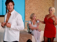 Arsch, Kinderhüterin, Blondine, Handjob, Massage, Tätowierung, Jungendliche (18+), Flotter dreier