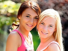 Fingern, Lesbisch, Lingerie, Masturbation, Natürlichen titten, Muschi, Rasiert, Titten