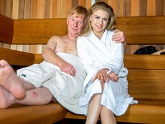Arsch, Grosser schwanz, Blasen, Hundestellung, Natürlichen titten, Sauna, Jungendliche (18+), Titten