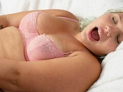 Grosser arsch, Riesig, Masturbation, Muschi, Rasiert, Kurzes haar, Solo, Spielzeuge