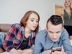 Lécher le cul, Gros cul, Grosse bite, Gros seins, Sucer une bite, En levrette, Poupée, Plan cul à trois