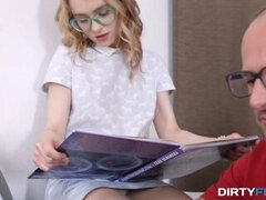 Pijpbeurt, Jonge meid, Sperma in gezicht, Brillen, Hd, Geschoren, Tiener, Tieten likken