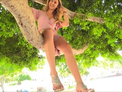 En gros plan de très près, Extrême, Masturbation, Orgasme, Public, Solo, Jarretelles, Sous la jupe