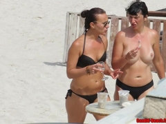 Playa, Bikini, Hablar sucio, Penetracion con dedos, Despelote, Nudista, Coño, Adolescente