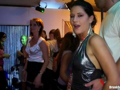 Aangekleed, Dansen, Hardcore, Interraciaal, Lesbisch, Pornster, Satijn, Nat