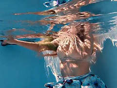 Chica, Belleza, Tetas grandes, Sexo duro, Piscina, Público, Tetas, Bajo el agua