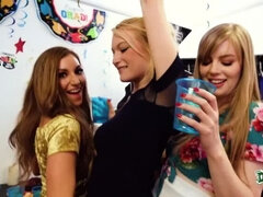 Anal, Rubia, Morena, Universidad, Estilo perrito, Residencia universitaria, Tetas naturales, Fiesta