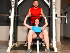 Grosser arsch, Grosse titten, Sporthalle, Behaart, Handjob, Lecken, Muschi, Sport