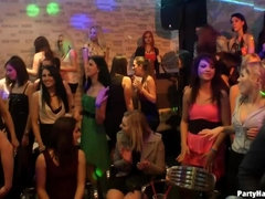 Blonde, Sucer une bite, Brunette brune, Homme nu et filles habillées, Dansant, Branlette thaïlandaise, Hard, Suçant