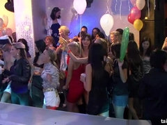Rubia, Club, Pajear, Lesbiana, Fiesta, Falda, Medias largas, Mojado