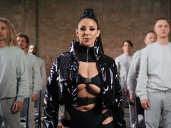 Blasen, Braunhaarige, Viele männer bespritzen eine frau, Kehlenfick, Gruppensex, Handjob, Küssen, Tittenfick