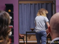 Américain, Sucer une bite, Brunette brune, Attrapée, En levrette, Faciale, Maman, Nénés