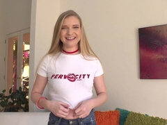 Grosse titten, Masturbation, Rasiert, Solo, Entkleiden, Jungendliche (18+), Titten, Vibrator