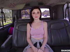 Voiture, Branlette thaïlandaise, Petite femme, Rasée, Maigrichonne, Dénudage, Adolescente, Nénés