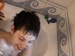 Amateur, Sucer une bite, Attrapée, Homme homme femme, Chatte, Cheveux courts, Douche, Plan cul à trois