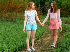 69 negenenzestig, Kont, Blond, Vingeren, Lesbisch, Masturbatie, Buiten, Strippen