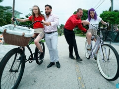 Blondine, Blasen, Schwanz, Hundestellung, Gruppe, Orgie, Tätowierung, Jungendliche (18+)