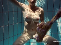 18 jahre, Fetisch, Im freien, Pool, Öffentlich, Russisch, Solo, Unter wasser