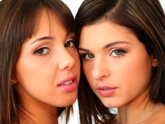 Chambre à dormir, Doigter, Lesbienne, Léchez, Lingerie, Masturbation, Dénudage, Nénés