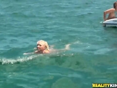Nana, Plage, Gros cul, Blonde, 2 femmes 1 homme, Piercing, Tatouage, Plan cul à trois