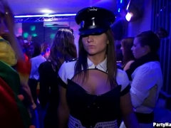 Grosser schwanz, Blasen, Braunhaarige, Bekleidet, Verrückt, Hundestellung, Handjob, Strümpfe
