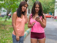 Schlafzimmer, Braunhaarige, Fingern, Küssen, Masturbation, Muschi, Rasiert, Titten