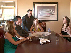 In den arsch, Blasen, Braunhaarige, Doppelpenetration, Gruppe, Latina, Rasiert, Jungendliche (18+)