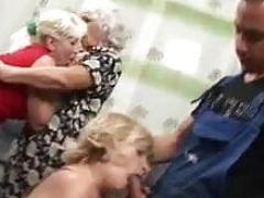 Clitoris grande, Verga grande, Bisexual, Mamada, Rostro sentado, Penetracion con dedos, Cuadrupleta, Abuelita