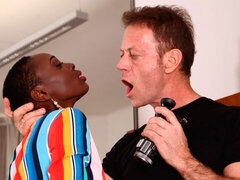 Noire, Sucer une bite, En levrette, Noir ébène, Branlette thaïlandaise, Hard, Mère que j'aimerais baiser, Rasée