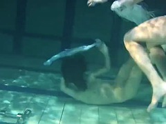 Rubia, Morena, Desnudo, Piscina, Público, Ruso, Sexo soft, Adolescente