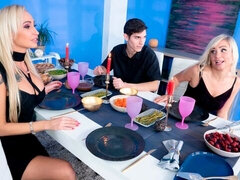 En levrette, Embrassement, Cuisine, Léchez, Seins naturels, Chatte, Chaussures, Adolescente