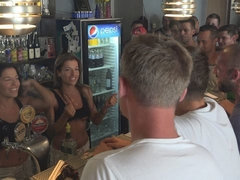 Blasen, Braunhaarige, Handjob, Orgie, Piercing, Entkleiden, Jungendliche (18+), Zwillinge