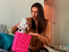 Brunette brune, En levrette, Doigter, Béant, Mère que j'aimerais baiser, Dénudage, Jouets, Webcam