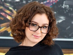 Chambre à dormir, Grosse bite, Gros seins, Brunette brune, En levrette, Faciale, Cheveux courts, Adolescente