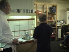 Schlafzimmer, Bizarr, Spermaladung, Fingern, Küssen, Hausmädchen, Schlucken, Jungendliche (18+)