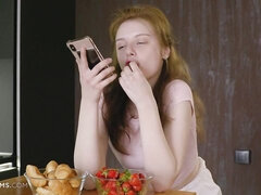 Abierta, Cocina, Tetas naturales, Pezones inflados, Afeitado, Solo, Adolescente, Tetas