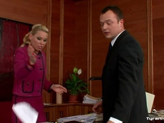 Blondine, Cfnm, Erniedrigung, Lecken, Herrin, Büro, Sekretärin, Strümpfe