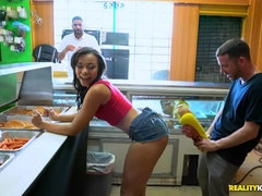 Leie, Braunhaarige, Schwarz, Aufs gesicht abspritzen, Geld, Rasiert, Dürr, Titten