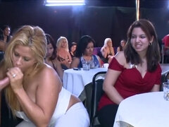 Gros cul, Gros seins, Sucer une bite, Homme nu et filles habillées, Hard, Orgie, Fête, Rousse roux