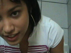 Cuarto de baño, Culo grande, Morena, Tetona, Corridas, Corridas faciales, Tetas naturales, Inodoro