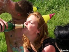 Vestidas, Comida, Grupo, Casero, Lesbiana, Orgía, Al aire libre, Fiesta