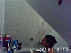 (Spycam) Petite pute sous la douche