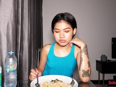 18 ans, Asiatique, Grosse bite, Sucer une bite, Brunette brune, Nourriture, Fait maison, Petite femme