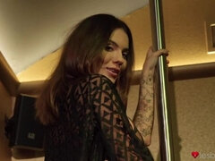 Blonde, Brunette brune, Cuir, Lesbienne, Léchez, Seins naturels, Tatouage, Nénés