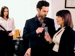 Любители, Большая жопа, Большой член, Две девушки, Каблуки, Межрасовый секс, Тату, Втроем