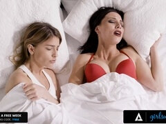 18 jahre, Grosser arsch, Braunhaarige, Entjungferung, Erstes mal, Lesbisch, Ablutschen, Titten